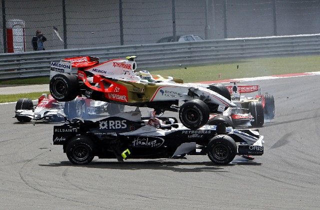 Giancarlo Fisichella ze stáje Force India (nahoře) naráží do Williamsu Kazukiho Nakajimy. | Foto: Reuters