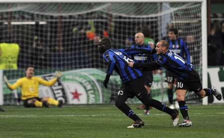 Mario Ballotelli a Wesley Sneijder se radují z gólu Interu | Foto: Reuters