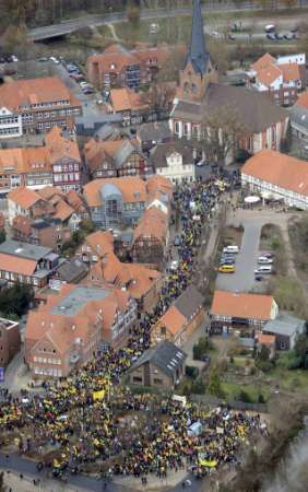 Německý Dannenberg se zaplnil demonstranty. | Foto: Reuters