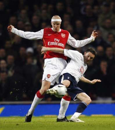 Švýcarský obránce Arsenalu Philippe Senderos v souboji tottenhamským Robbie Keanem v semifinále anglického Carling Cupu. | Foto: Reuters