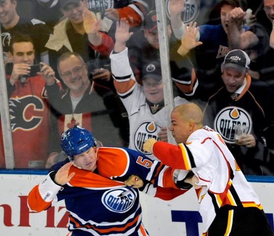 Ladislav Šmíd vs Jarome Iginla. | Foto: Reuters