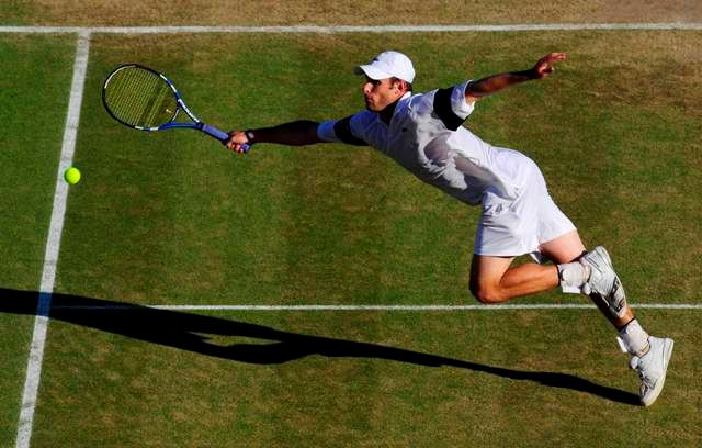 Po pětisetové bitvě se nakonec radoval z postupu do semifinále Andy Roddick. | Foto: Reuters