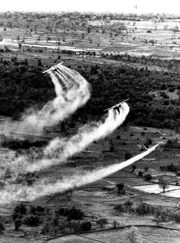 Americká vojenská letadla provádí nad Vietnamem postřik přípravkem defoliant Agent Orange. | Foto: Archiv letectva USA