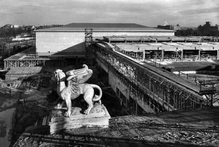 Pohled na Südbahnhof v 50. letech 20. století, v popředí pověstná socha lva | Foto: Aktuálně.cz