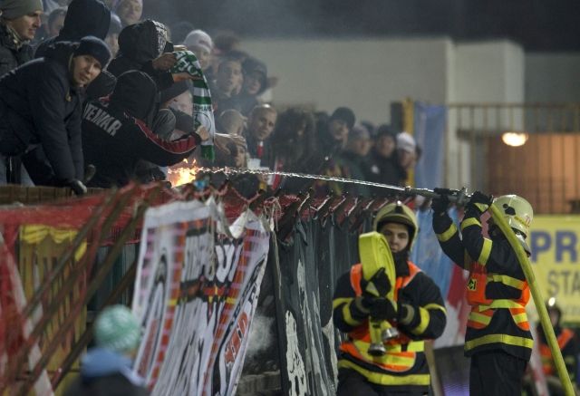 Policisté zasahují v sektoru brněnských fanoušků při utkání Bohemians - Brno | Foto: ČTK