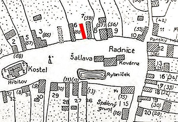 Dobový nákres městečka Říčany. Červeně je označen dům s pokladem. Městečko Říčany ve své době nedisponovalo žádnými hradbami. Kromě hradu spoléhalo jen na vyvýšenou polohu a dva rybníky dole v mělkém údolí. I proto bylo poměrně zranitelné. Zkázu mu tak přinesli nejen husité, ale za třicetileté války mezi lety 1639 a 1648 i Švédové. Říčany vydrancovali, vypálili a srovnali se zemí. Přesto poklad ve sklepě zůstal nedotčen. | Foto: Jan Kužník, Jan Kužník