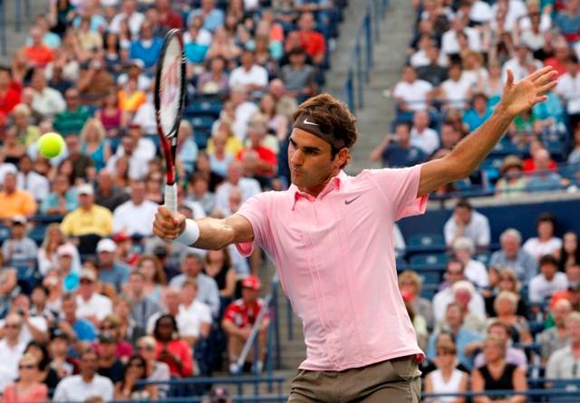 V semifinále na třetího nasazeného Federera čeká lepší z dvojice Novak Djokovič ze Srbska - Jeremy Chardy z Francie. | Foto: Reuters