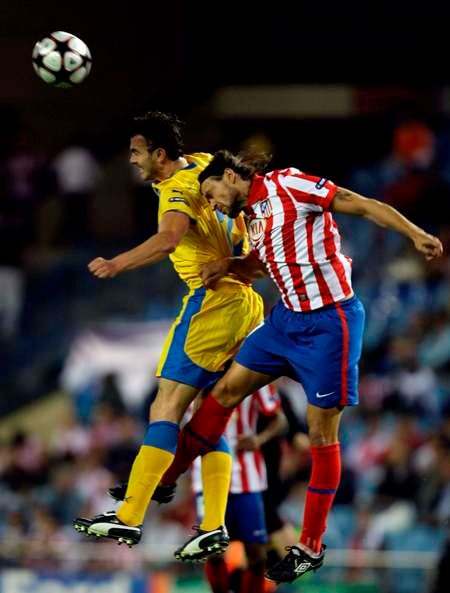 Tomáš Ujfaluši (Atletico Madrid) brání Marcina Zewlakowa (Nikosia). | Foto: Reuters