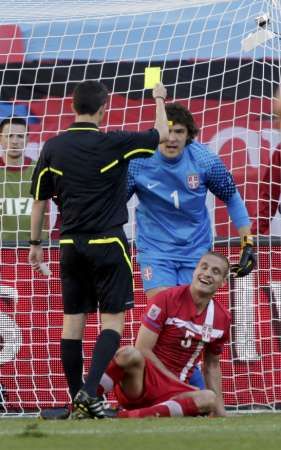 Rozhodčí Undiano Mallenco za to nařídil penaltu a Vidičovi ukázal žlutou kartu | Foto: Reuters