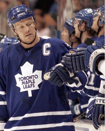 Mats Sundin jak jsme na něj byli posledních třináct sezon zvyklí: v dresu Toronta. Letos ale bude nastupovat za Vancouver Canucks. | Foto: Reuters