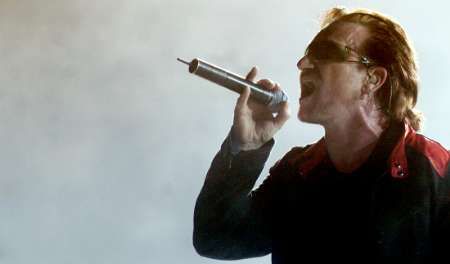 Bono na koncertě v Buenos Aires | Foto: Reuters