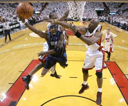 Jason Terry z Dallasu (vlevo) střílí bráněný miamským Alonzo Mourningem. | Foto: Reuters