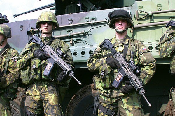 Významným zákazníkem zbrojovky je přirozeně i česká armáda. Zbraně však dodává také ostatním bezpečnostním sborům Česka. Útočnými puškami Bren je vyzbrojena například i elitní protiteroristická jednotka Francie CIGN, která je začala používat po teroristickém útoku v koncertní síni Bataclan před šesti lety, a protinarkotická jednotka v Mexiku, jež bojuje proti narkomafiím. | Foto: Česká zbrojovka (CZUB)