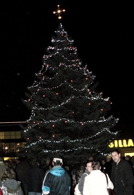 V Otrokovicích se stromek rozsvěcel už v pátek. Stříbrný smrk se na pokyn starostky rozsvítil spolu s vánočním osvětlením města o půl páté . | Foto: www.otrokovice.cz