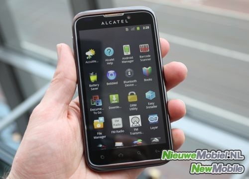 Alcatel One Touch 995 - překvapení s Android 4.0 Ice Cream Sandwich Nizozemský server NieuweMobiel.nl v týdnu přinesl nad očekávání zajímavé fotografie nového smartphone Alcatel One Touch 995 francouzského kdysi i u nás velmi oblíbeného výrobce Alcatel. Dle dostupných informací se jedná o telefon pracující na platformě Android, který by měl na trh přijít s verzí Android 4.0 Ice Cream Sandwich. | Foto: NIEUWEMOBIEL.NL