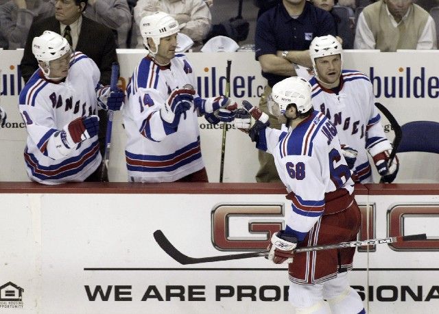 ÚNOR - Jaromír Jágr přijímá od svých spoluhráčů z New York Rangers gratulace k 1500. bodu v kariéře. | Foto: Reuters