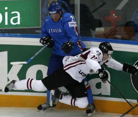 Souboj Itala Armin Helfera (vpravo) a Lotyše Martinse Cipulise. | Foto: Reuters