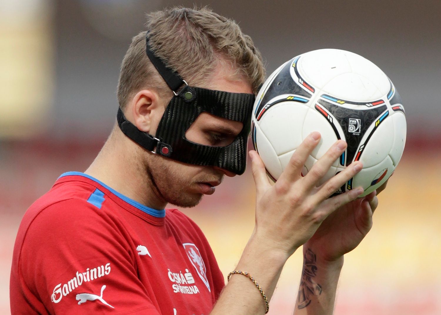 Разбившиеся футболисты. Футболист в маске на носу. Наклейки на нос футболисты.