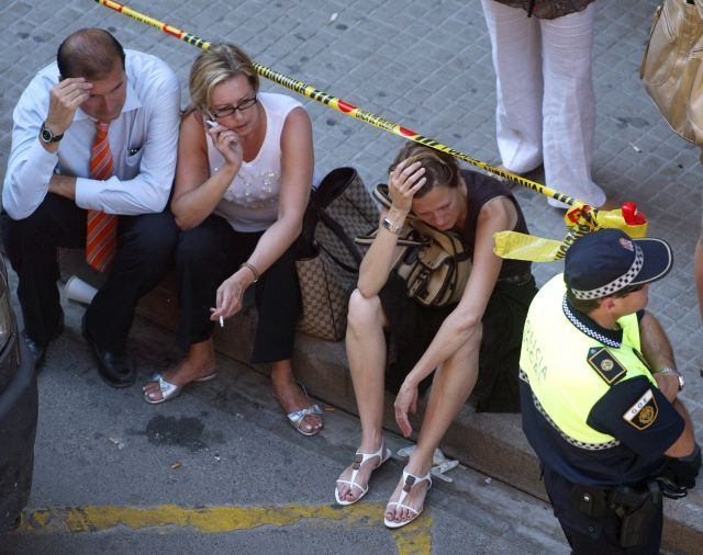 Pasažéři odpočívají u výstupu z metra - přežili. | Foto: Reuters