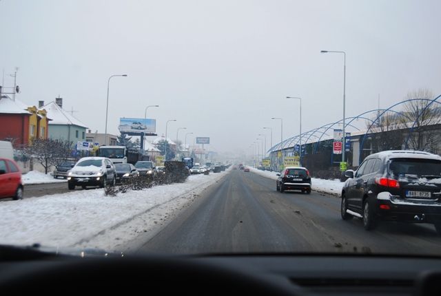 Na Černém mostě byly na silnici už jen zbytky po chemickém posypu | Foto: Radek Pecák