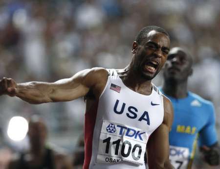 Tyson Gay probíhá cílem sprintu na MS v Ósace | Foto: Reuters