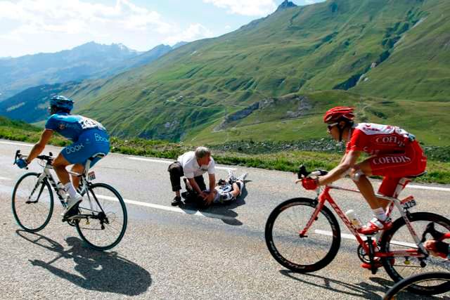 Němec Jens Voigt se při pádu dvacet pět kilometrů před cílem etapy těžce zranil. | Foto: Reuters