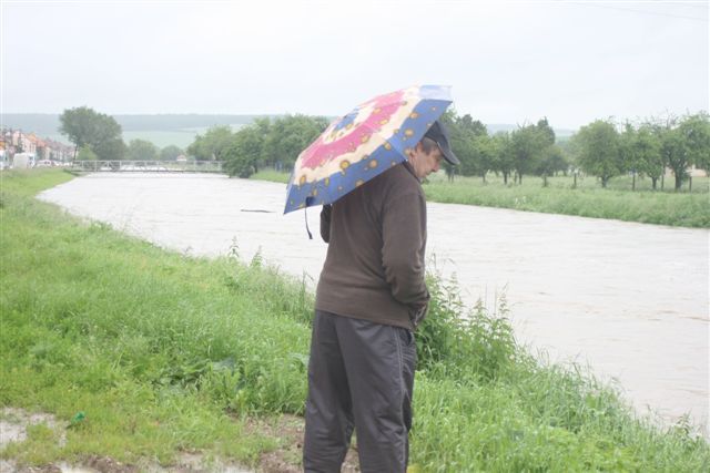 Kam až se řeka dostane? Lidem v Uherském Brodě nahání strach stoupající řeka Olšava | Foto: Tomáš Fránek