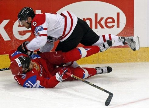 Kanaďan Roy bojuje o puk se Saprikinem | Foto: Sport