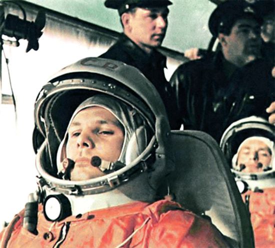 Jurij Gagarin a German Titov na cestě k Vostoku 1. Titov byl náhradním pilotem, do vesmíru nakonec letěl. Krátce pod deváté hodině ráno, 12. dubna 1961 se Gagarin odlepil od Země a stoupal do vesmíru. | Foto: wikipedia commons