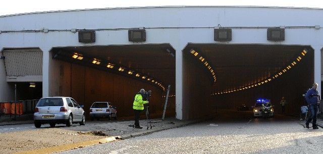 Vjezd do tunelu pod manchesterským letištěm, kde Cristiano Ronadlo nezvládl své Ferrari. | Foto: Reuters