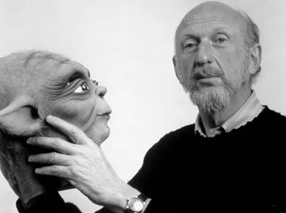 27. 11. - Irvin Kershner, režisér pátých Hvězdných válek - Po dlouhé nemoci zemřel ve věku 87 let režisér Irvin Kershner. Do jeho filmografie patří například cenněný snímek Oči Laury Marsové s Faye Dunawayovou a Tommy Lee Jonesem. V roce 1980 si ho George Lucas vybral jako režiséra pro pokračování svého hitu Hvězdné války (Epizoda V - Impérium vrací úder), kde Luke Skywalker ztratí ruku a dozví se, že Darth Vader je jeho otec. 
 Více si o této osobnosti můžete přečíst zde . | Foto: Aktuálně.cz