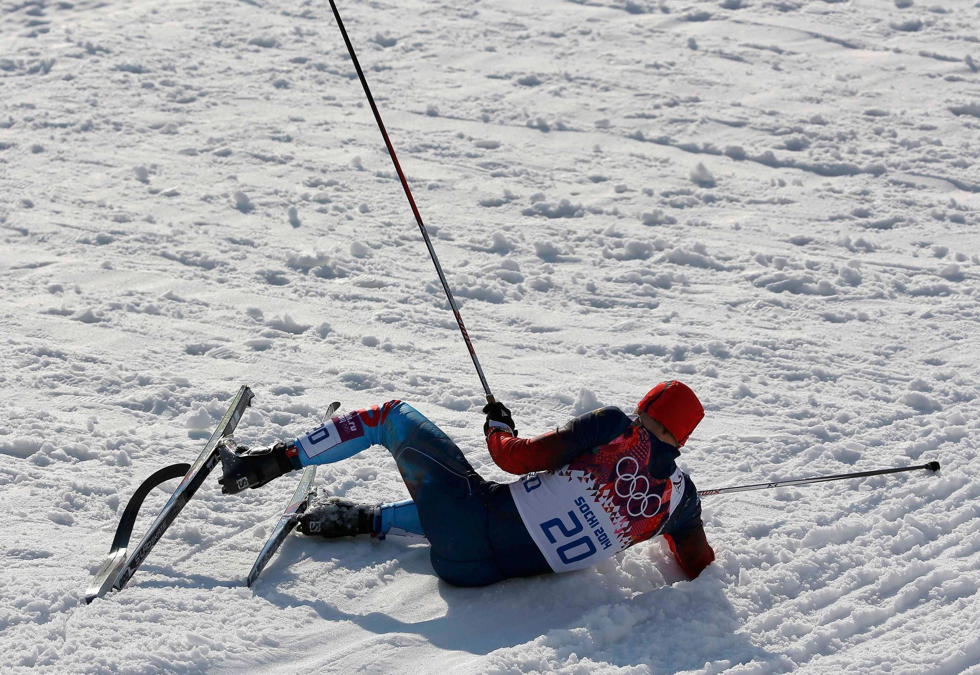 Упавший лыжник. Лыжник падает. Падение лыжника. Лыжные гонки.