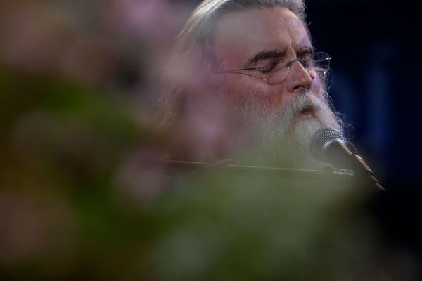 Jedním z hlavních účinkujících koncertu byl americký zpěvák, skladatel a kytarista John Michael Talbot (na snímku). Muzikant je zakladatelem komunity Brothers and Sisters of Charity, jejíž činnost financuje prodejem svých alb. | Foto: Filip Fojtík