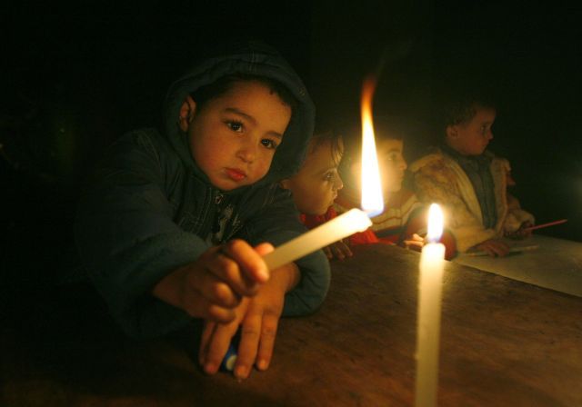 Na 800 tisíc Palestinců v Gaze zůstalo bez elektřiny. | Foto: Reuters