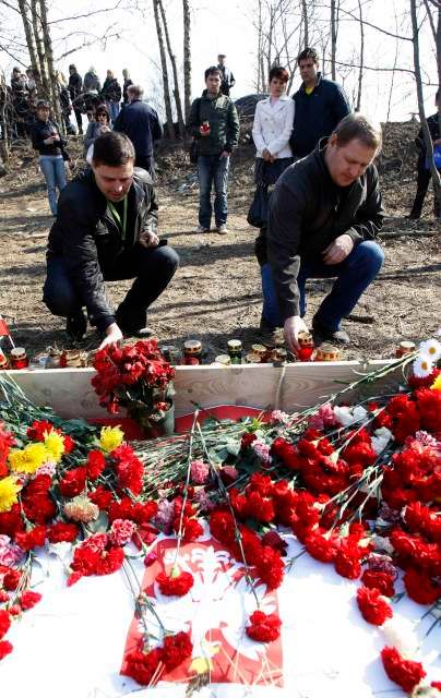 Pád letounu, který se zřítil poblíž letiště ve Smolensku v sobotu přibližně 8:50, nikdo nepřežil. | Foto: Reuters