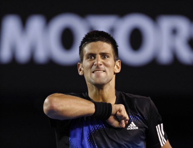 Novak Djokovič se bije v hruď. Melbourne, Austrálie. | Foto: Reuters