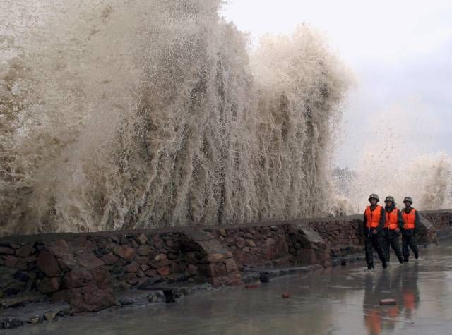 Posílené hlídky kontrolují pobřeží u města Dongtou, o které se opírají vlny rozbouřené tajfunem Wipha. | Foto: Reuters