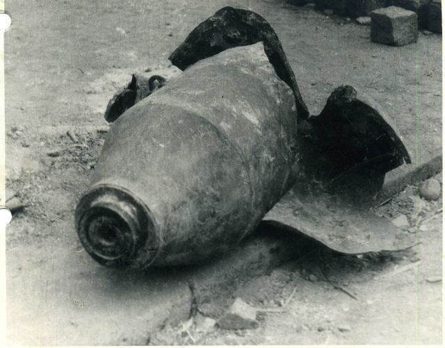 Puma, která nevybuchla. Z 1884 budov bomby úplně srovnaly se zemí nebo vážně poškodily přes 1120. | Foto: Archiv Městského muzea v Kralupech