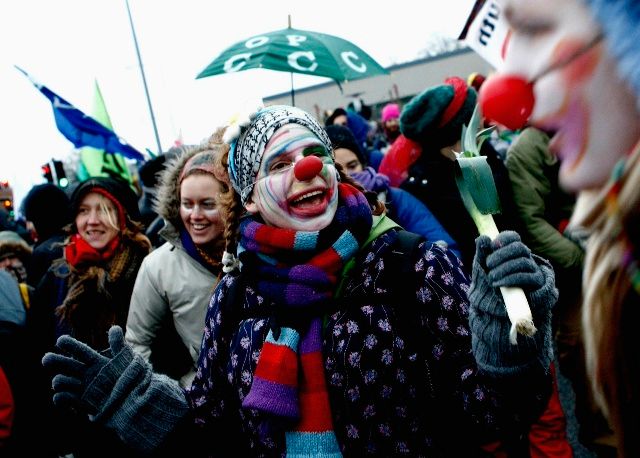 Aktivisté pochodují převzít kontrolu nad Bella Center. | Foto: Reuters