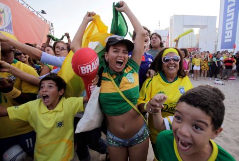 Na brazilské pláži Copacabana propukl znovu pestrý karneval. | Foto: Reuters