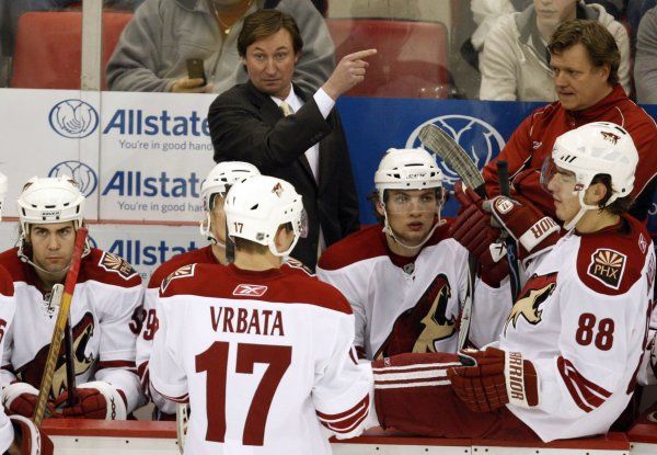 Radim Vrbata poslouchá instrukce svého kouče Wayna Gretzkyho. | Foto: Reuters