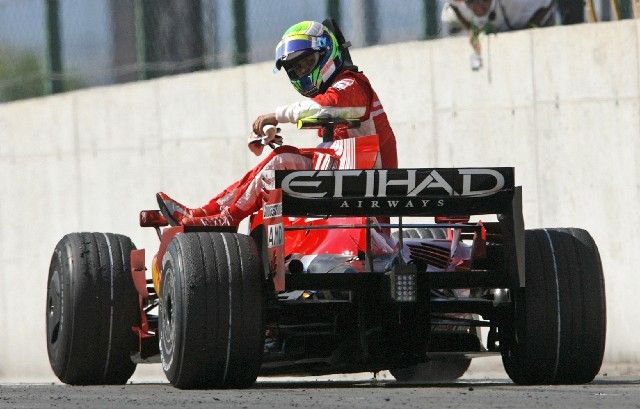 Zklamaný Felipe Massa opouští své Ferrari, které ho připravilo tři kola před cílem o vítězství ve Velké ceně Maďarska. | Foto: Reuters