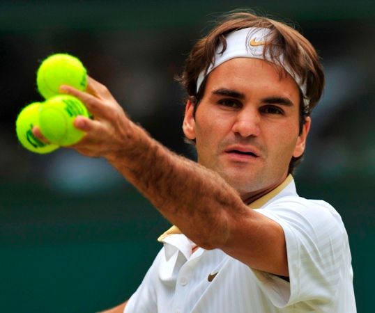 Roger Federer udržel v utkání s Kohlschreiberem ve Wimbledonu i tři míčky v jedné ruce. | Foto: Reuters