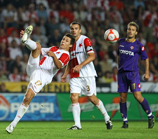 Efektní přihrávka Marka Suchého (17, SK Slavia Praha). | Foto: Tomáš Adamec, Aktuálně.cz