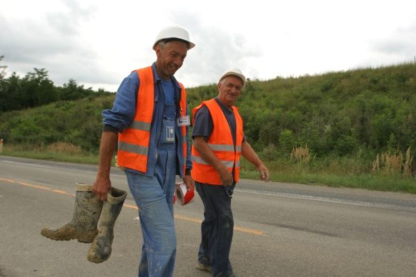 V úterý na stavbě R1 u obce Čaradice moc živo nebylo. "Zapršelo. A co jsme včera vykopali, je zase zpátky. Dnes končíme," vysvětlili tito pánové kolem čtvrté odpoledne. Jindy se pracuje i do osmi večer. | Foto: Karel Toman