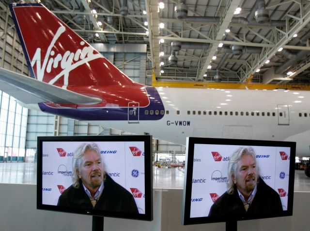 Miliardář Branson a jeho Boeing 747 létající částečně na biopaliva. | Foto: Reuters