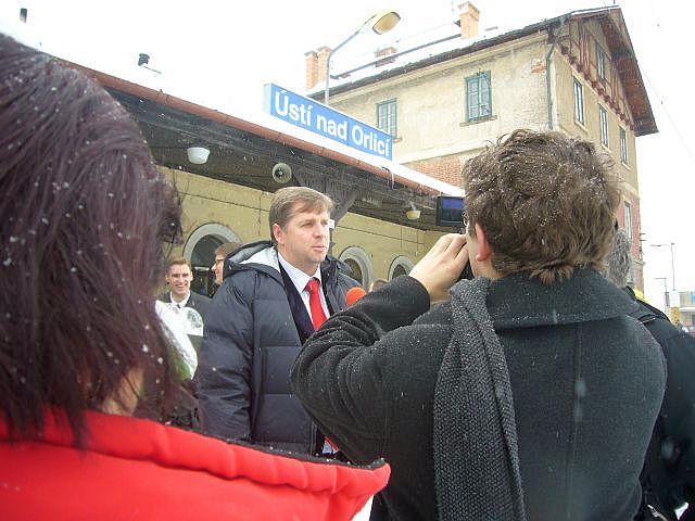 Ministr Bendl v obležení novinářů | Foto: Pavel Baroch