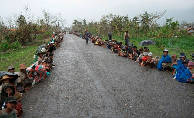 Tisíce lidí čekají měsíc po cyklónu kolem silnic na humanitární pomoc | Foto: Reuters