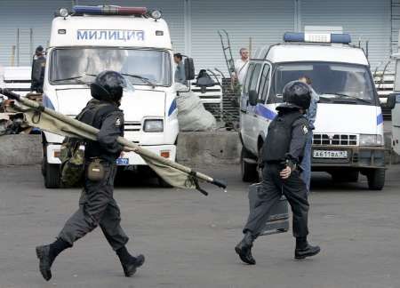 Zásah policie po výbuchu na moskevském tržišti | Foto: Reuters