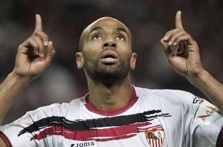 Frederic Kanoute ze Sevilly děkuje bohu za branku v zápase Atletikem Madrid. | Foto: Reuters